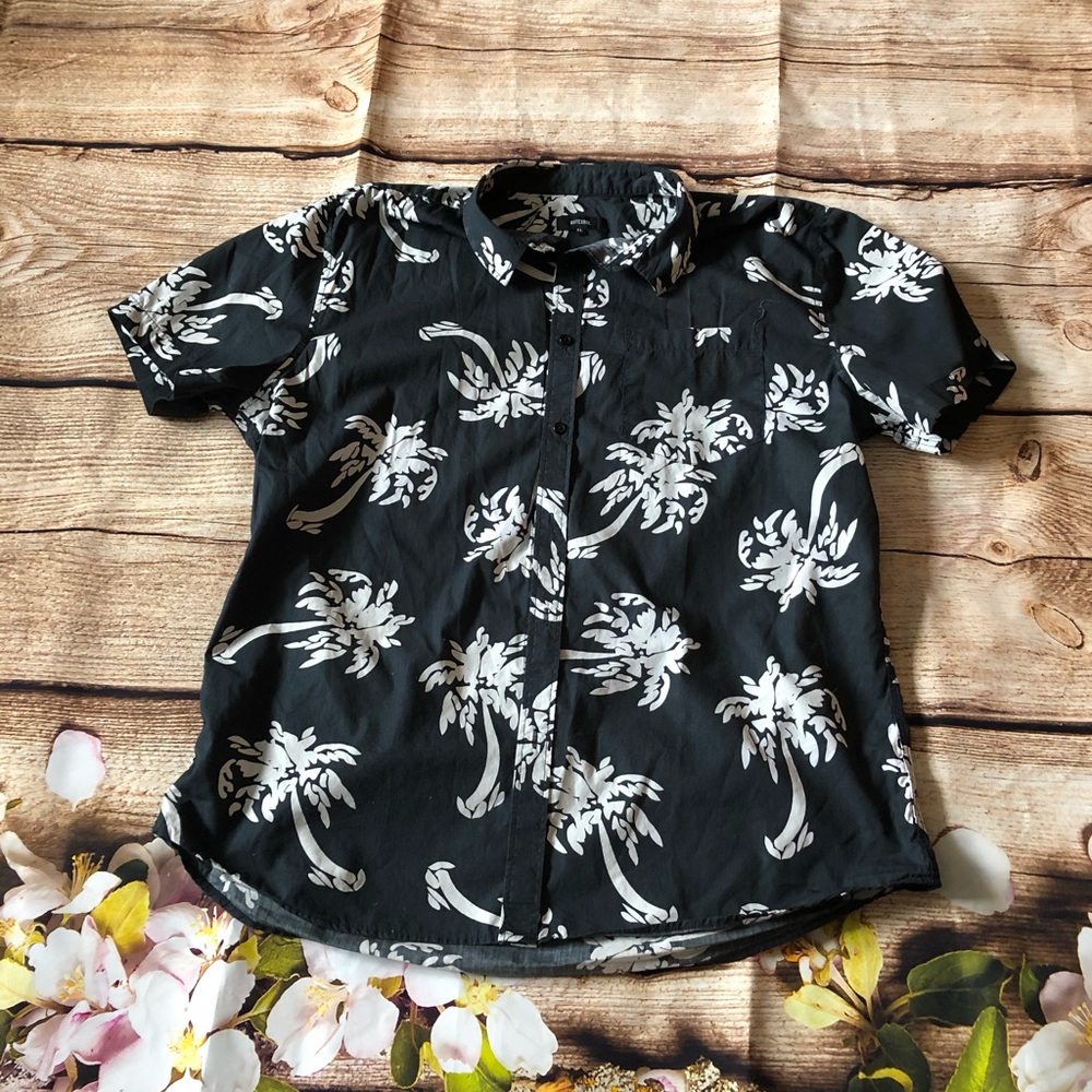 Black Short Sleeve Button-Down Shirt